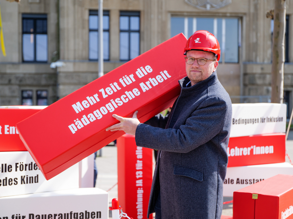 Jochen Ott (SPD) trägt den Baustein "Mehr Zeit für die pädagogische Arbeit".